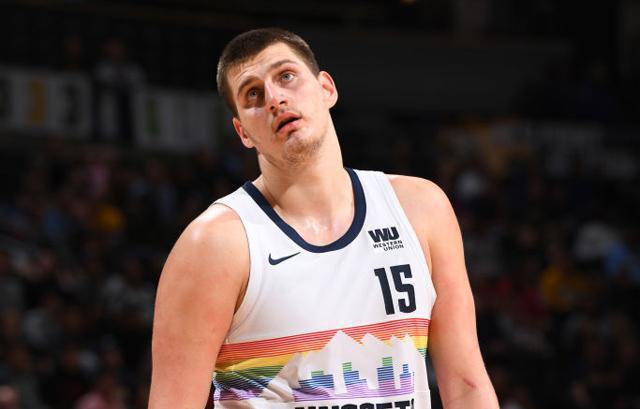 琼斯正好踩 琼斯正好踩