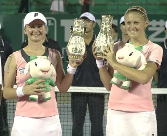 中表现得更 中表现得更